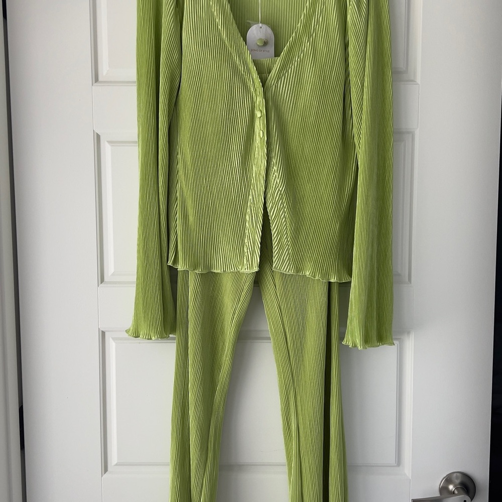 Songs of style Sage Plisse Set (NWT)